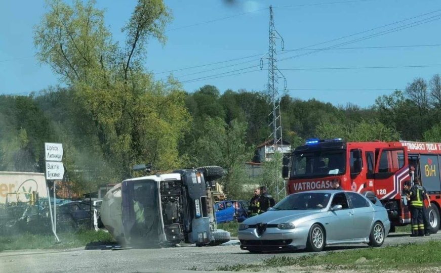 Saobraćajna nesreća u Tuzli: Jedna osoba povrijeđena