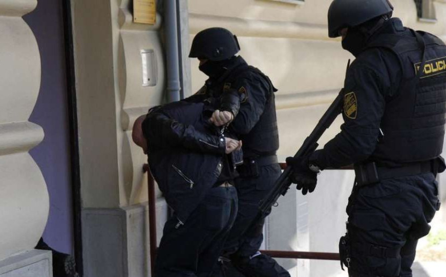 14 godina zatvora za 'roditelje monstrume': Bebu izgladnjivali do smrti i držali na minusima