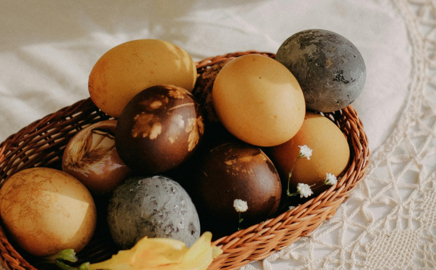 Vraća uspomene: Farbanje jaja na bakin način, prirodno, efektno i tradicionalno