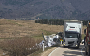 Informacija za vozače: Zbog jakog vjetra došlo je do prevrtanja teretnog vozila, saobraćaj usporen