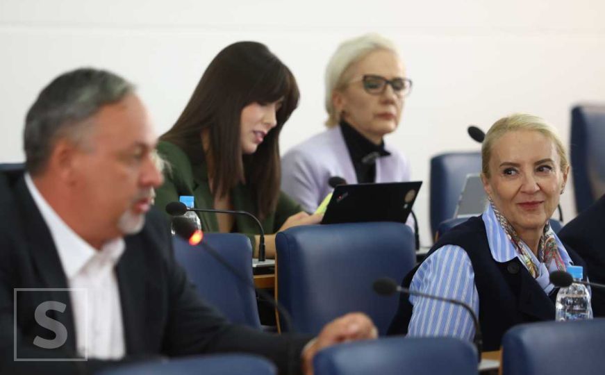 Burno na Skupštini KS: Zastupnici SDA lupali po stolovima i ometali Okerića prilikom obraćanja