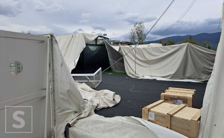 Upozorenje na snazi: Jak vjetar srušio balon TC Arene na Ilidži i oštetio terene