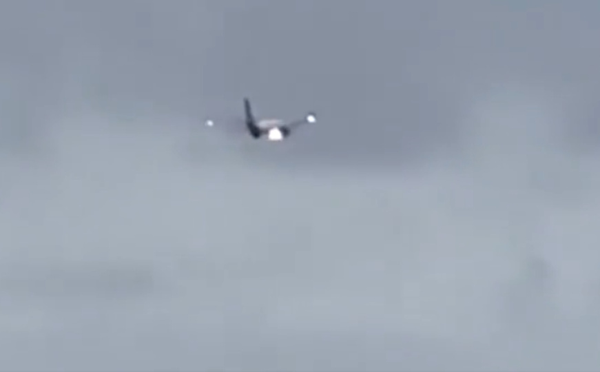 Panika u zraku: Avionu punom putnika zapalio se motor iz najbizarnijeg razloga