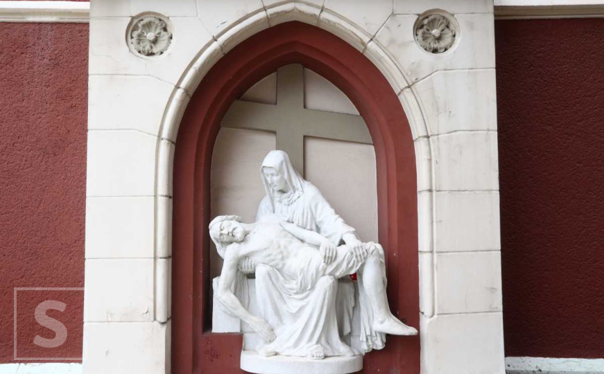 Pravoslavne i katoličke crkve obilježavaju Veliki petak, dan Kristovog stradanja na križu