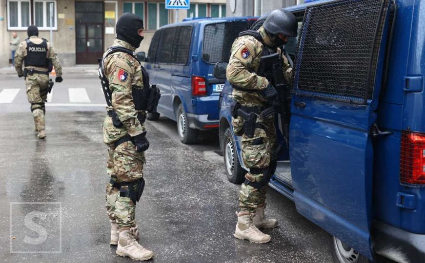 Policija u Sarajevu uhapsila dvije osobe zbog nedozvoljenog držanja oružja