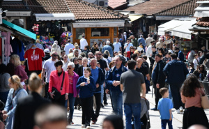 Prošetajte sa nama ulicama Sarajeva: Građani i turisti uživaju u toplom, aprilskom danu