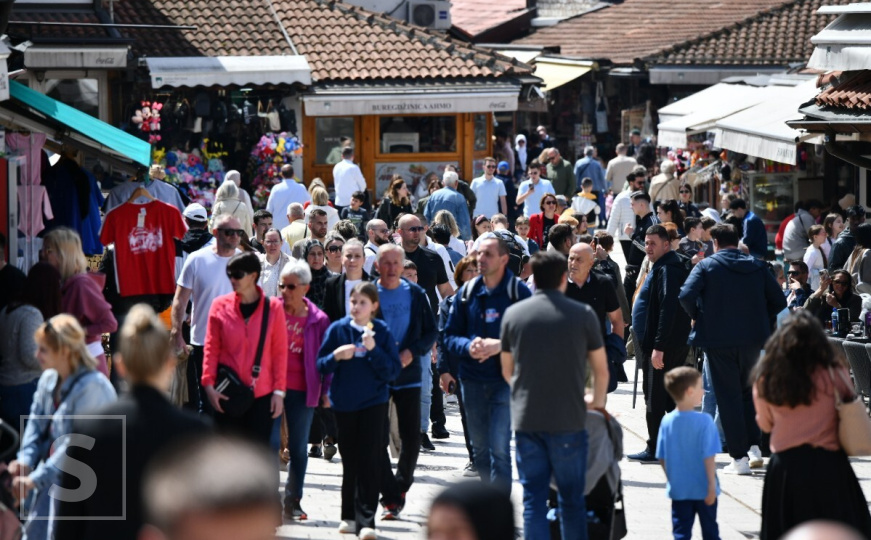 Prošetajte sa nama ulicama Sarajeva: Građani i turisti uživaju u toplom, aprilskom danu