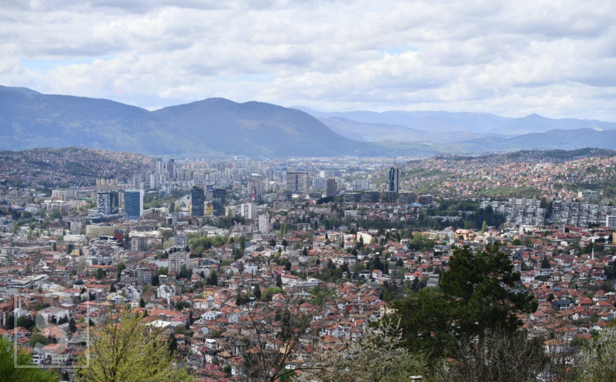 Sarajevo pod oblacima: Fotografije s prepoznatljivog vidikovca oduzimaju dah