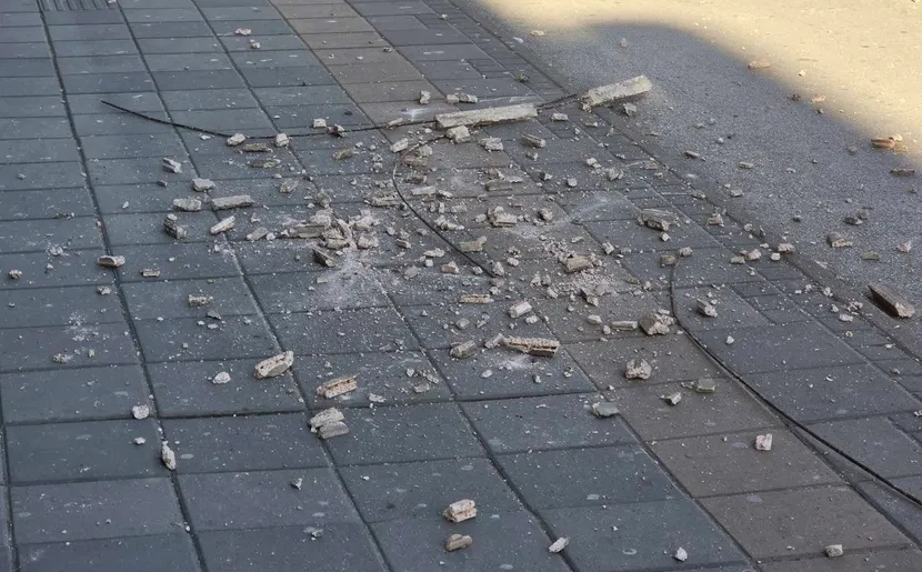 Incident u Novom Sadu: Obrušio se dio fasade sa zgrade, povrijeđena žena
