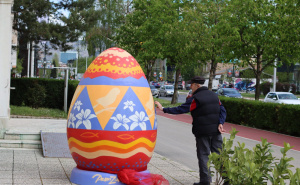 Oglasila se Benjamina Karić: Postavljeno šareno jaje u Novom Sarajevu povodom Uskrsa i Vaskrsa