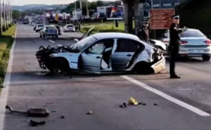Ponovo nesreća: Učestvovali BMW i motociklista, vozilo smrskano - ima povrijeđenih