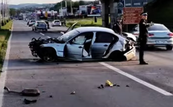 Ponovo nesreća: Učestvovali BMW i motociklista, vozilo smrskano - ima povrijeđenih