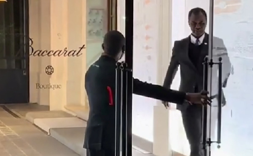 Slavni pjevač se naljutio jer mu niko nije otvorio vrata: Ljudi ga masovno ismijavaju