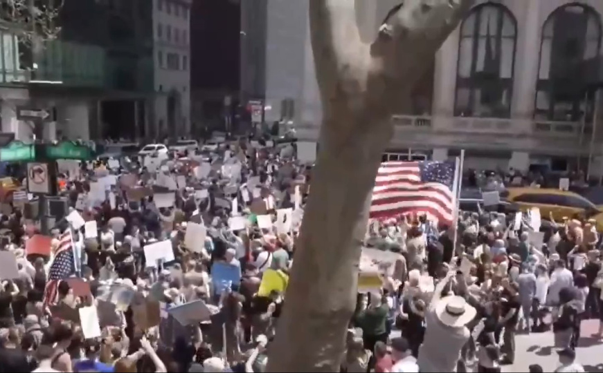 Protesti protiv Trumpa širom SAD: Okupljeni skandirali u znak podrške migrantima, Palestini...