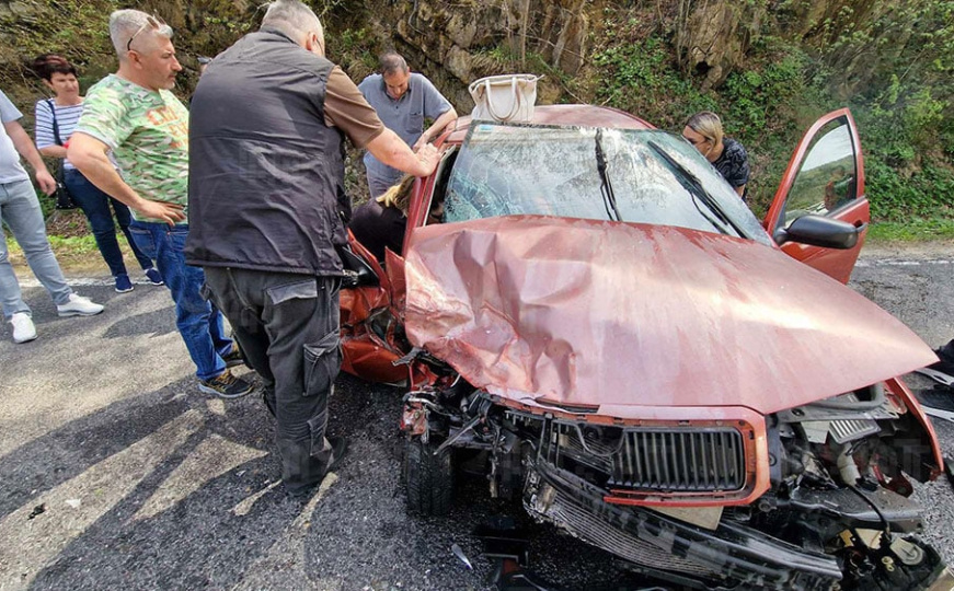 Objavljene fotografije teške nesreće u Srednjem kod Ilijaša: Tri osobe prevezene na KCUS