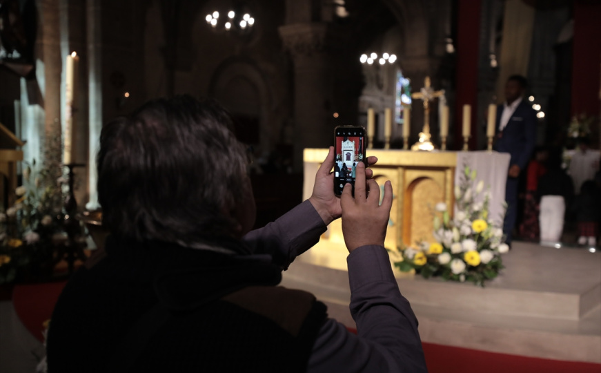 Pogledajte snimak tunike koju je navodno nosio Isus Krist