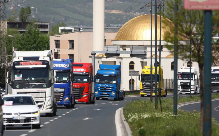 'Dostojanstveno i mirno': Počela protestna vožnja vozača kamiona kroz glavni grad BiH, pogledajte