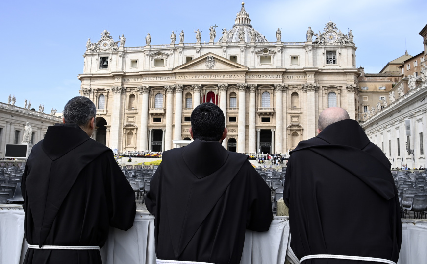 Uživo | Pratite okupljanje vjernika u Vatikanu nakon smrti pape Franje