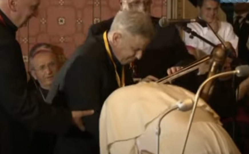 Prizor koji je rasplakao svijet: Kako je papa u Sarajevu ljubio ruke svećeniku kojeg su mučili 1992.