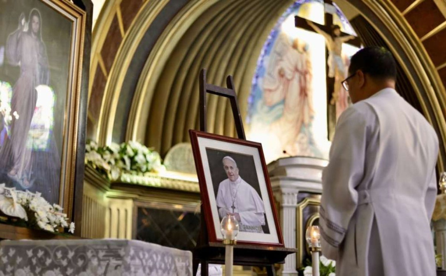 Svijet tuguje za papom Franjom: Kardinali se sastaju u Vatikanu kako bi organizovali sahranu