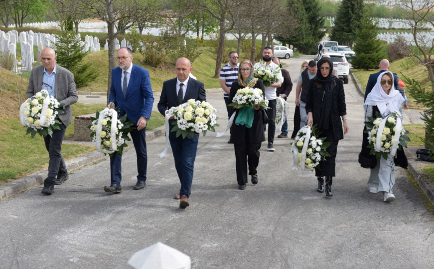 Položeno cvijeće u spomen na nastradale bebe Dječijeg doma Bjelave