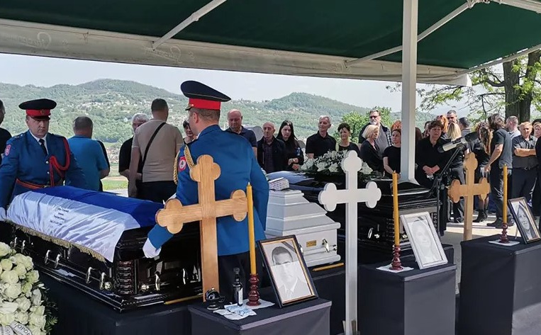 Suze i jecaji u Doboju: Sahranjeni Srđan Todorović, supruga i kćerka (10)