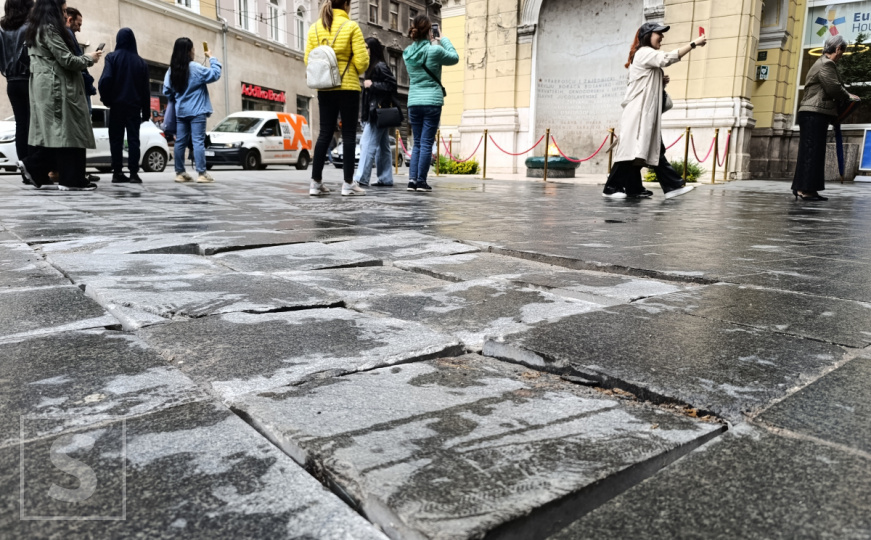 Sramota u centru glavnog grada: Razvaljene ploče dočekuju prolaznike u Titovoj ulici