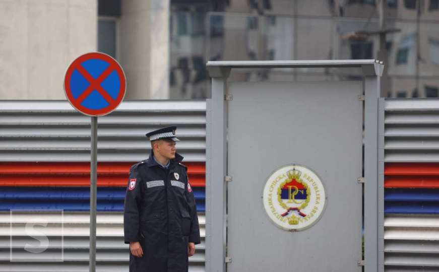 Vanredne mjere u Istočnom Sarajevu: Pripadnici MUP-a budno motre svaki korak oko zgrade Vlade RS