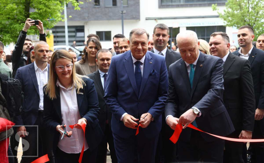 Dodik u 'svečanoj' atmosferi: Dizao tri prsta, pa otvorio zgradu Rektorata u Istočnom Sarajevu