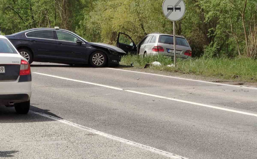 Nesreća na magistralnom putu M17: Dvije osobe povrijeđene, saobraćaj obustavljen