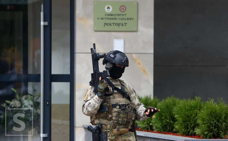 Slika i prilika sramotne Dodikove politike: Naoružani specijalac ispred zgrade jednog rektorata
