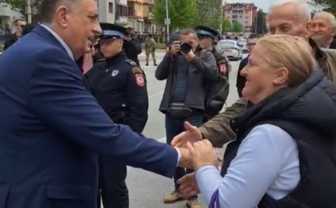 Sateliti kliču, dok policija maršira: Aplauz za bjegunca Dodika u Istočnom Sarajevu