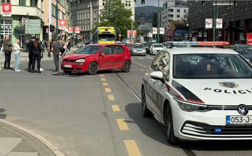 Nesreća u centru Sarajeva: Automobil završio na šinama, obustavljen tramvajski saobraćaj