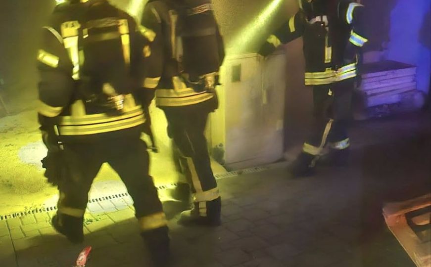 Požar u Sarajevu: 10 vatrogasaca na terenu, gori kuća