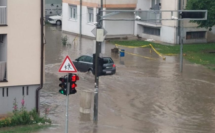 Zbog izlijevanja vode na kolovoz prekinut saobraćaj na više puteva u BiH