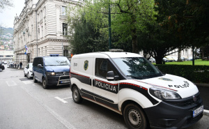 Nastavak akcije "Koverta": Više policijskih vozila ispred zgrade Vlade KS