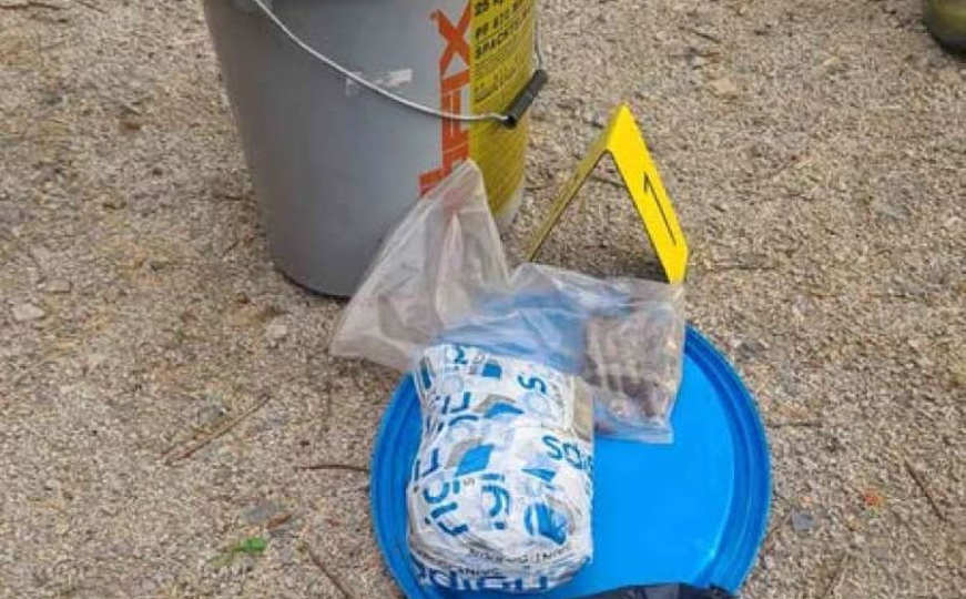 Velika Kladuša: Uhapšene tri osobe, zaplijenjeno više od kilograma heroina, kokain i oružje