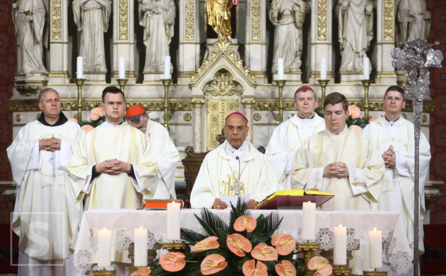 Brojni vjernici molili za Svetog oca: U sarajevskoj katedrali služena misa zadušnica za papu Franju