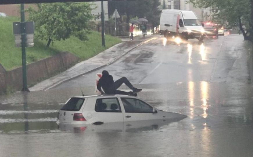 Poznata 'klopka' u Buća Potoku opet pod vodom: Vozač ostao zaglavljen, popeo se na krov automobila