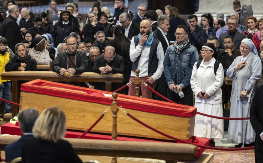 Stroga pravila odijevanja za sahranu pape Franje: 'Bijela privilegija' je ovaj put suspendovana