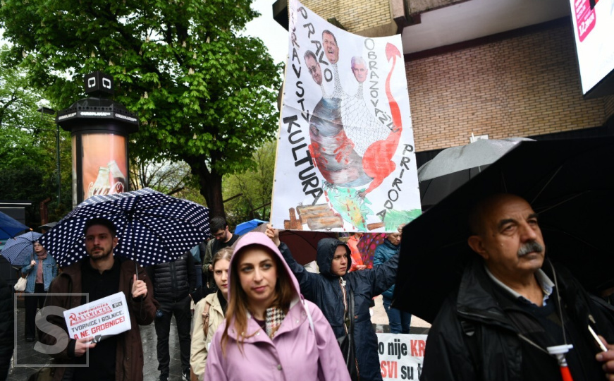 Ni kiša ih nije spriječila: Studenti u Sarajevu izašli na ulice, počela protestna šetnja