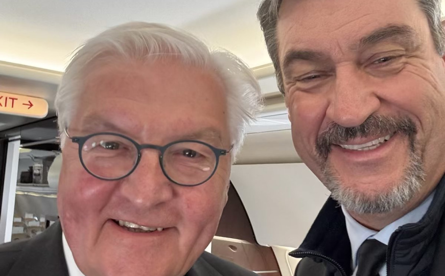 Njemački političar dobio kritike zbog fotografije sa papine sahrane: 'Ponaša se kao da je na žurci'