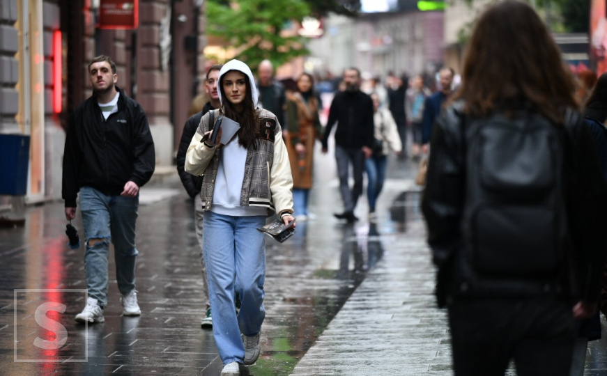 Kišni vikend pred prvomajske praznike: Građani Sarajeva uživaju u šetnji uprkos lošem vremenu