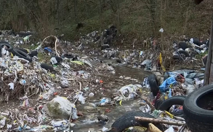 Smeće preplavilo selo kod Vlasenice: 'Nepodnošljivo je, srce mi radi 30 posto'