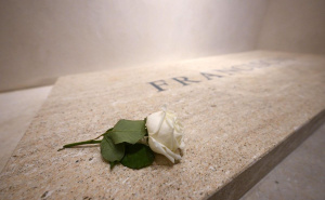 Duge kolone ljudi pred grobnicom pape Franje: Brojni vjernici strpljivo čekaju da odaju počast