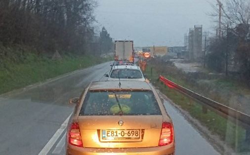 Nesreća na magistralnom putu M-18: Saobraćaj se odvija jednom trakom, formirane kolone