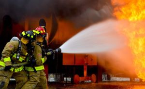 Izbio požar na poslovnom objektu u Sarajevu: Vatrogasci na terenu
