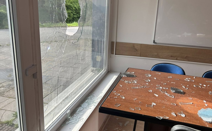 Neidentifikovani muškarac počinio vandalizam: Razbijen portal Demokratske fronte u Sarajevu