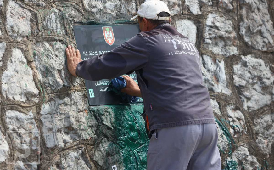 Ploča ratnom zločincu Ratku Mladiću na Vracama prefarbana zelenom bojom, pogledajte fotografije