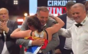 Dodikov novi cirkus: Ukrao proslavu šampionke u ringu, sudija je 'gurao' voždu u zagrljaj